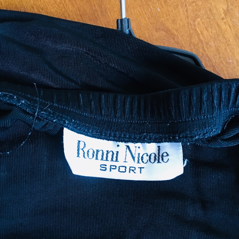 Women’s light weigh black skirt - Picture 3 of 3
